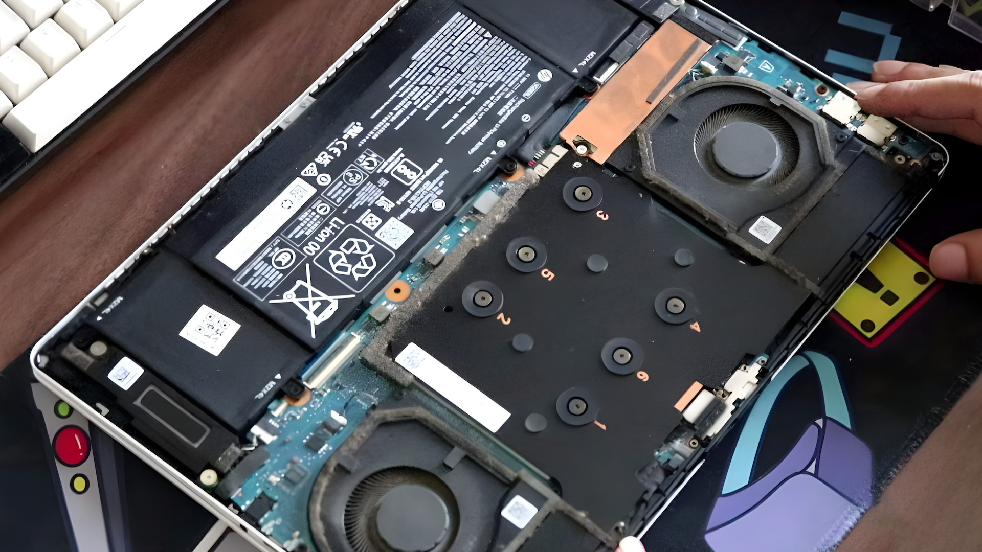 قاتلان خاموش باتری لپتاپ: عادتهایی که عمر باتری شما را نصف میکنند